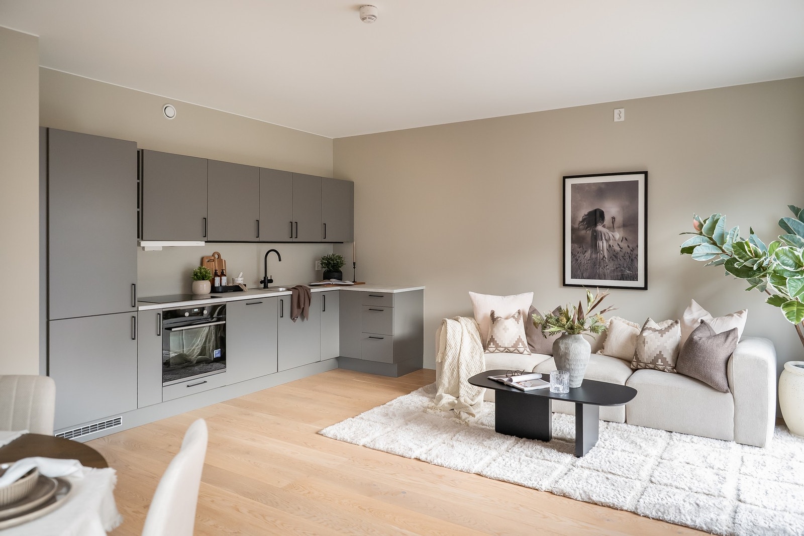 Åpen og innbydende stue- og kjøkkenløsning på ca. 27 kvm. Galleribilde