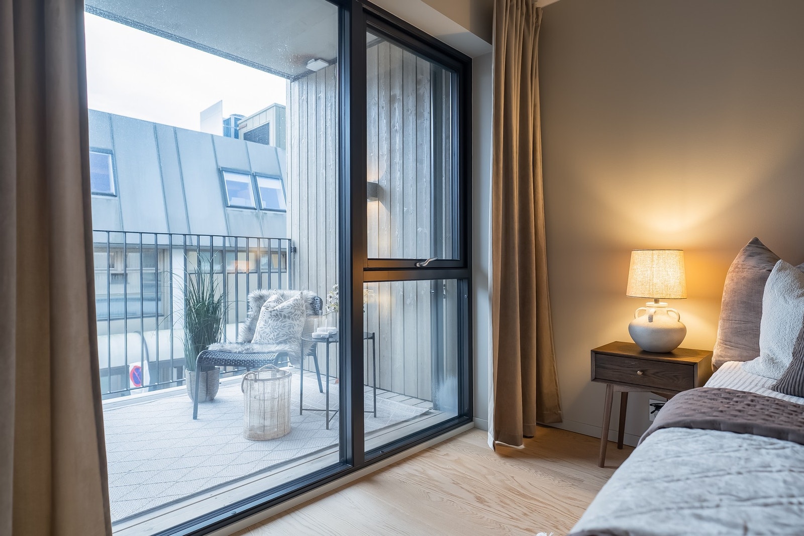 Store vindusflater på soverom 1. Galleribilde