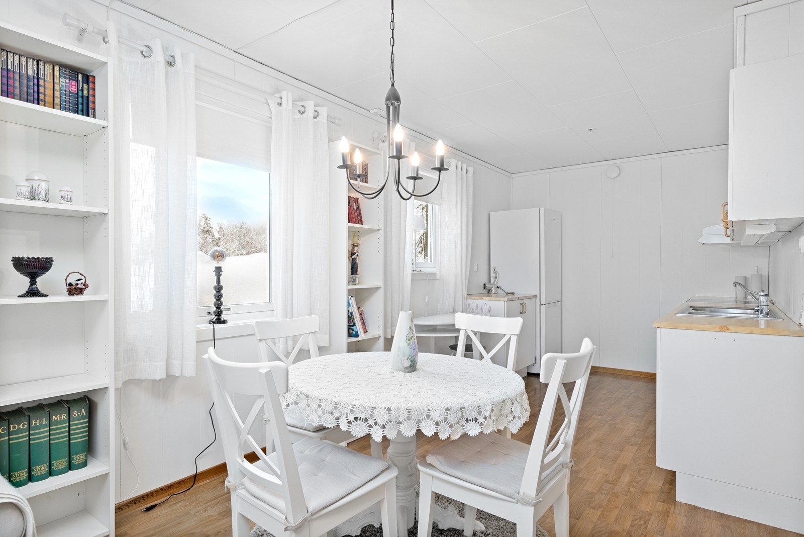 Spisestuen har sin naturlige plassering nær kjøkkenet. Galleribilde