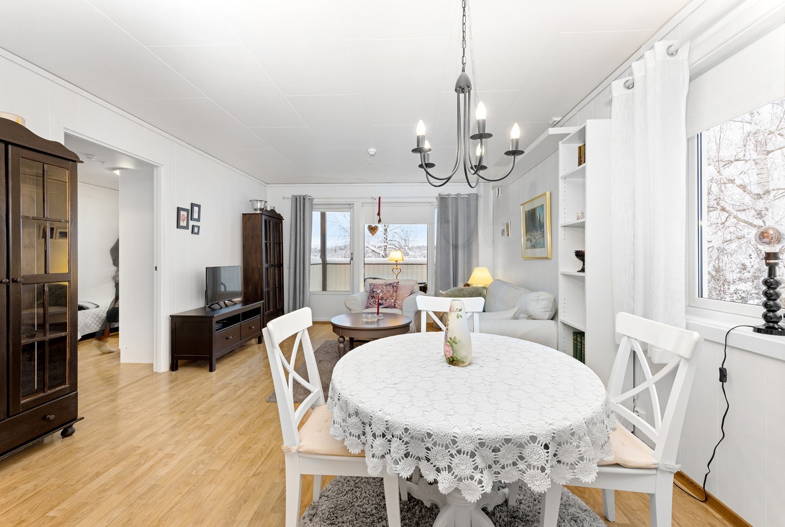 Den åpne løsningen gir en hyggelig atmosfære til rommet. Galleribilde