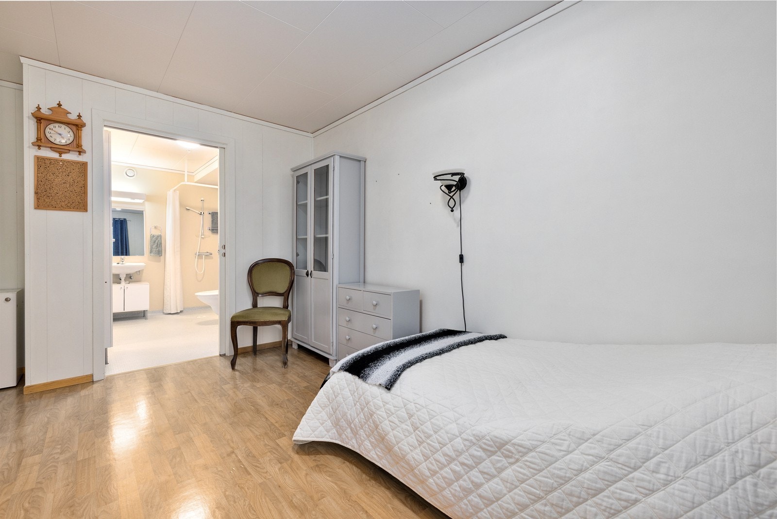 Soverommet er av god størrelse og malt i lyse farger. Galleribilde