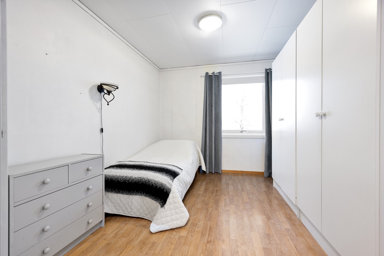 Rommet er også utstyrt med doble garderobeskap. Galleribilde