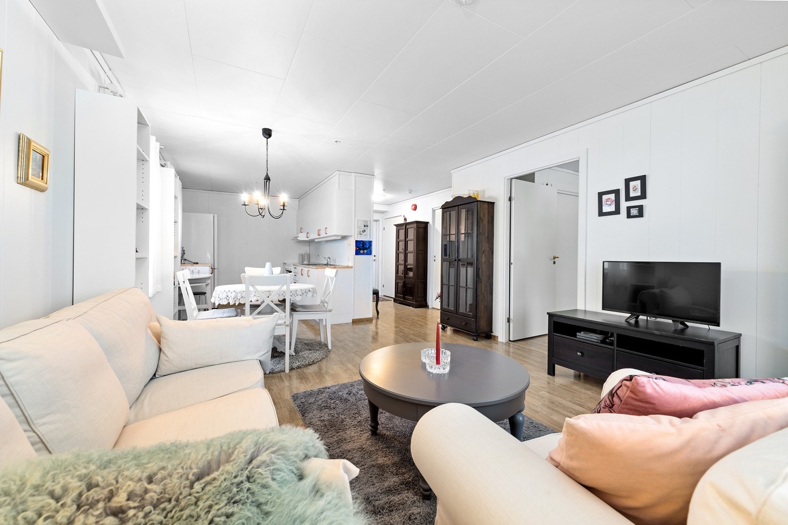 Oppvarming med vannbåren gulvvarme. Sentralfyr vedlikeholdes og er servicepliktig på vegne av borettslaget. Galleribilde