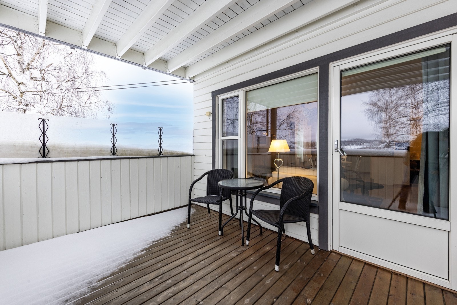 Leiligheten har en hyggelig overbygget terrasse med utgang fra stue. Galleribilde