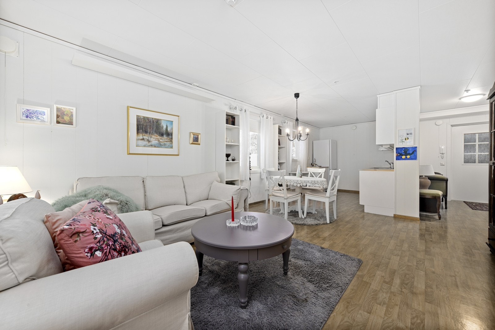 Leiligheten har en lys og åpen stue- og kjøkkenløsning. Galleribilde