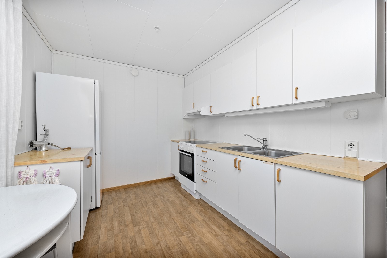 Det er installert kjøleskap/fryser og komfyr, samt en kjøkkenventilator med avtrekk til det fri. Galleribilde