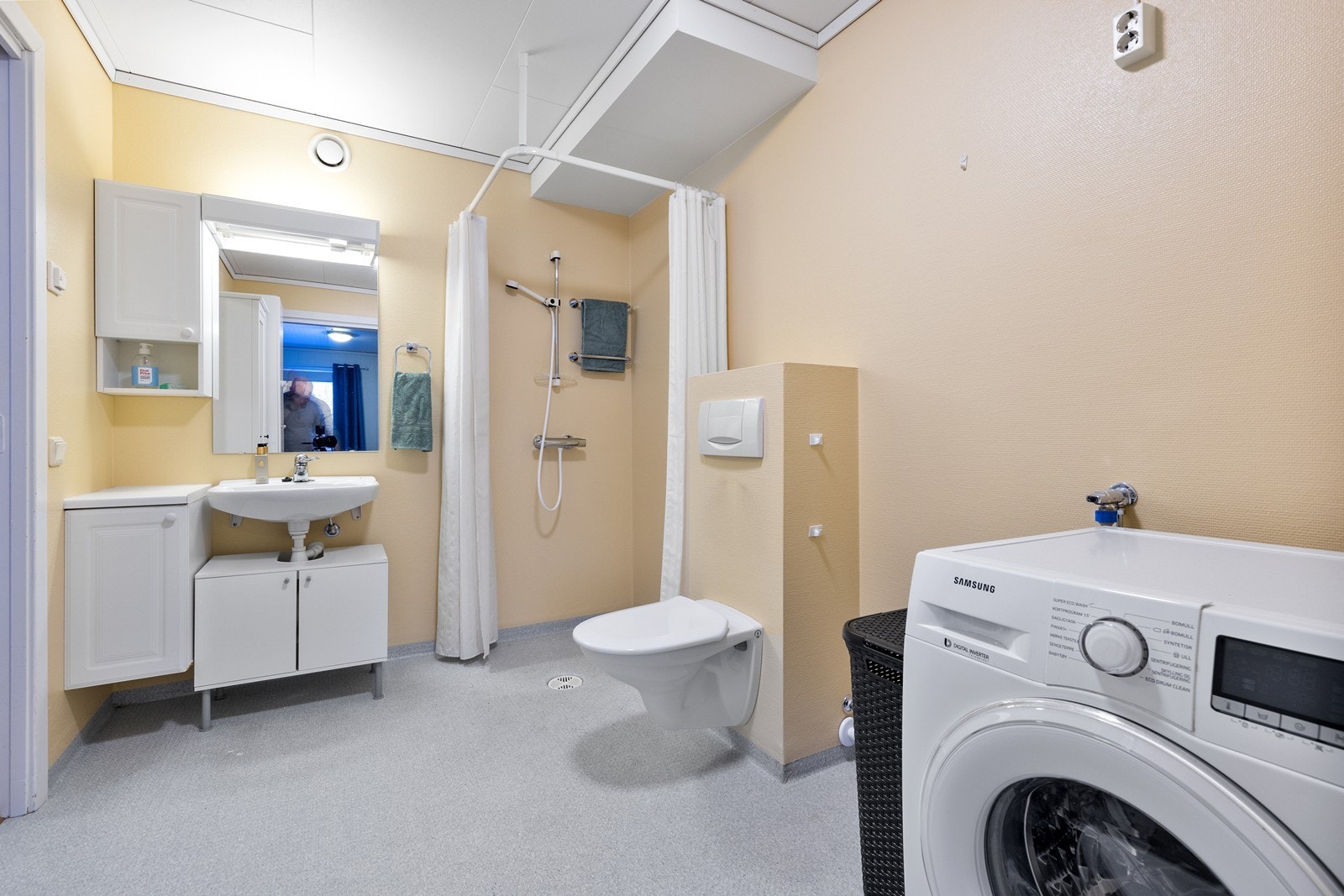 Baderommet er fra byggeåret, med vegger dekket av malt baderomstapet, tak kledd med takess, samt gulv belagt med vinylbelegg og gulvvarme. Galleribilde