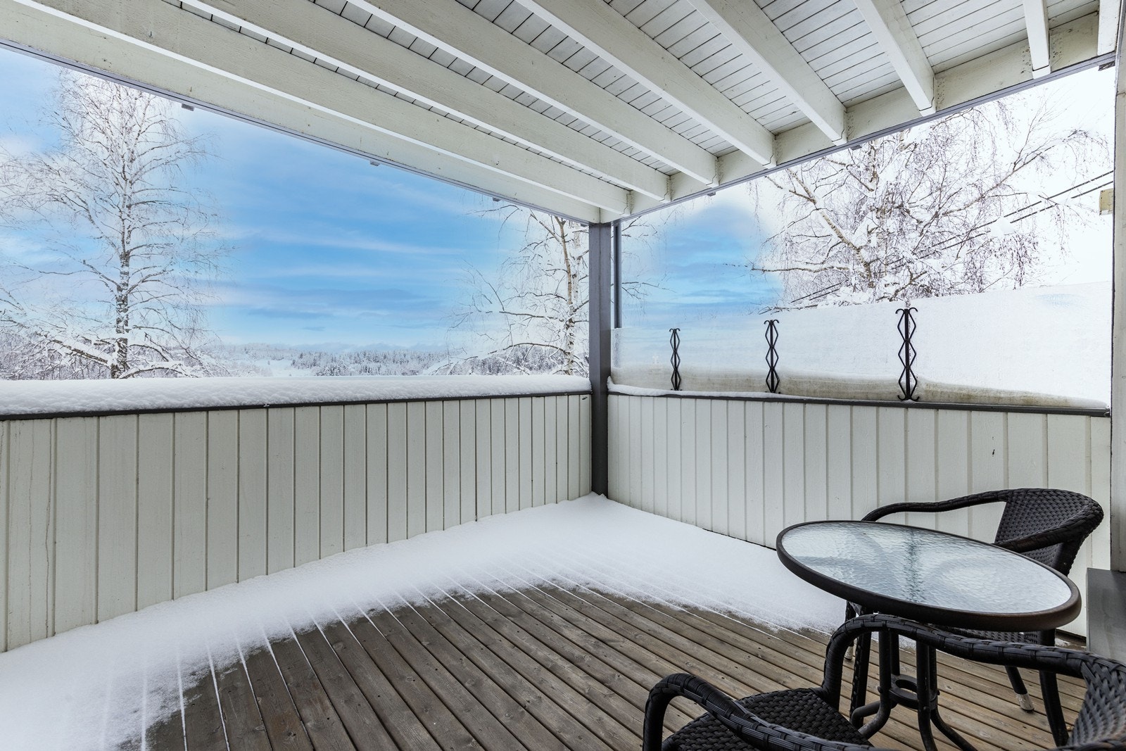 Den overbygde terrassen ligger skjermet til. Galleribilde