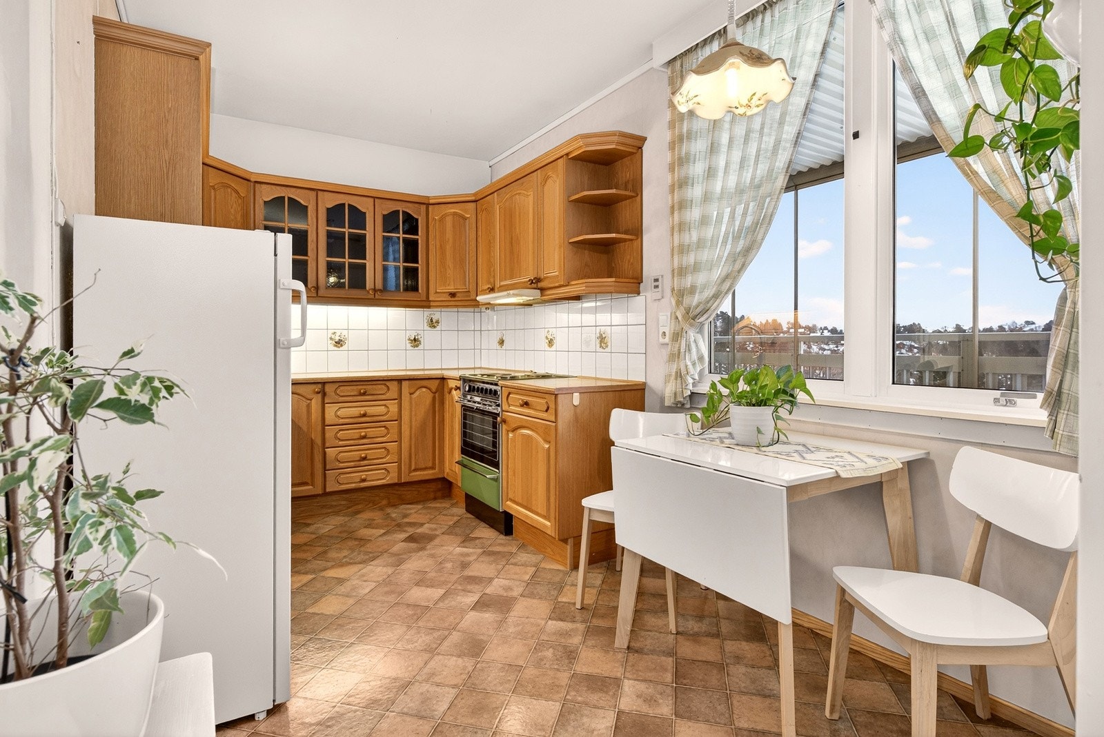 Helt og fint kjøkken med plass til frokostbord. Galleribilde