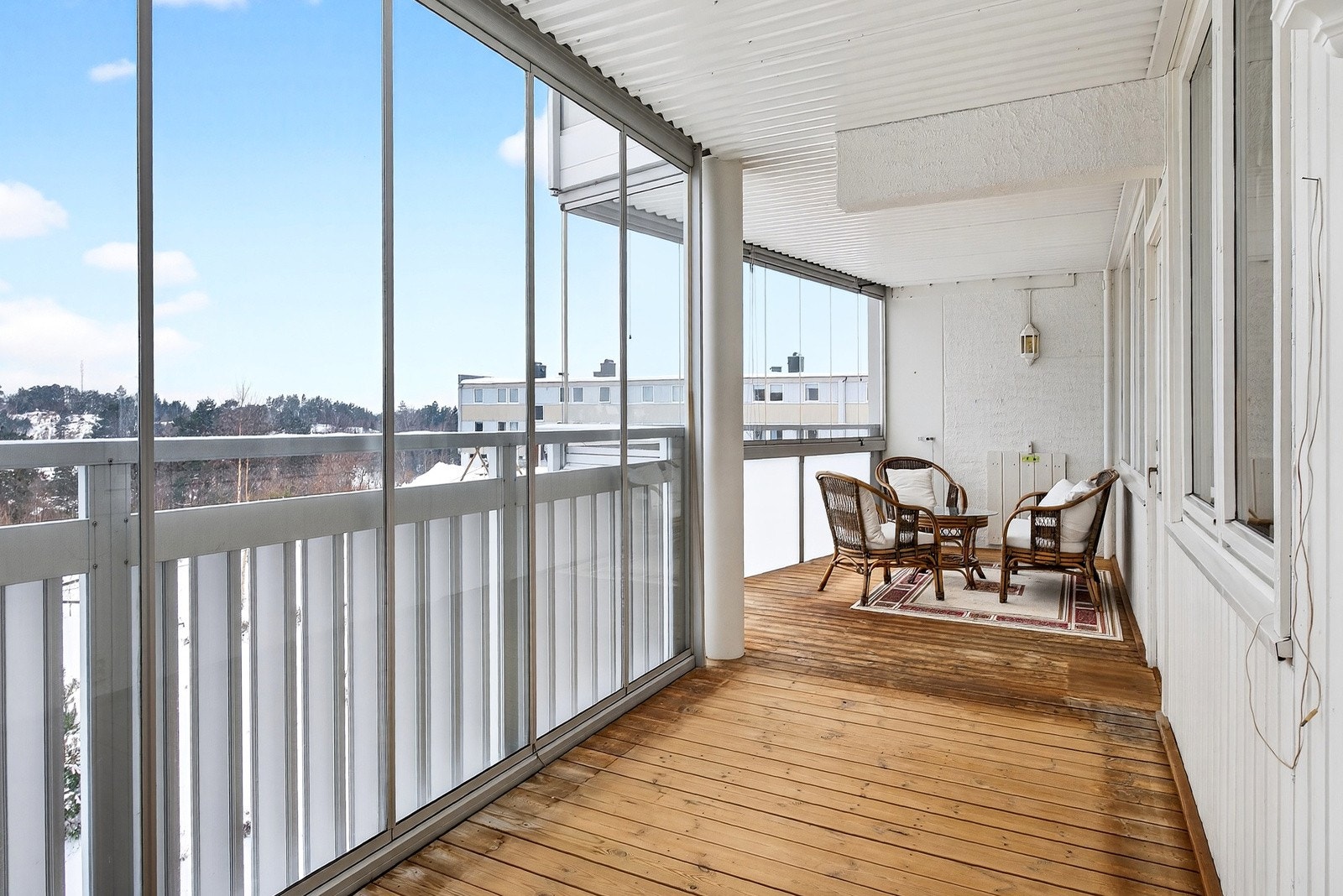 Stor innglasset veranda med hyggelig utsikt. Galleribilde