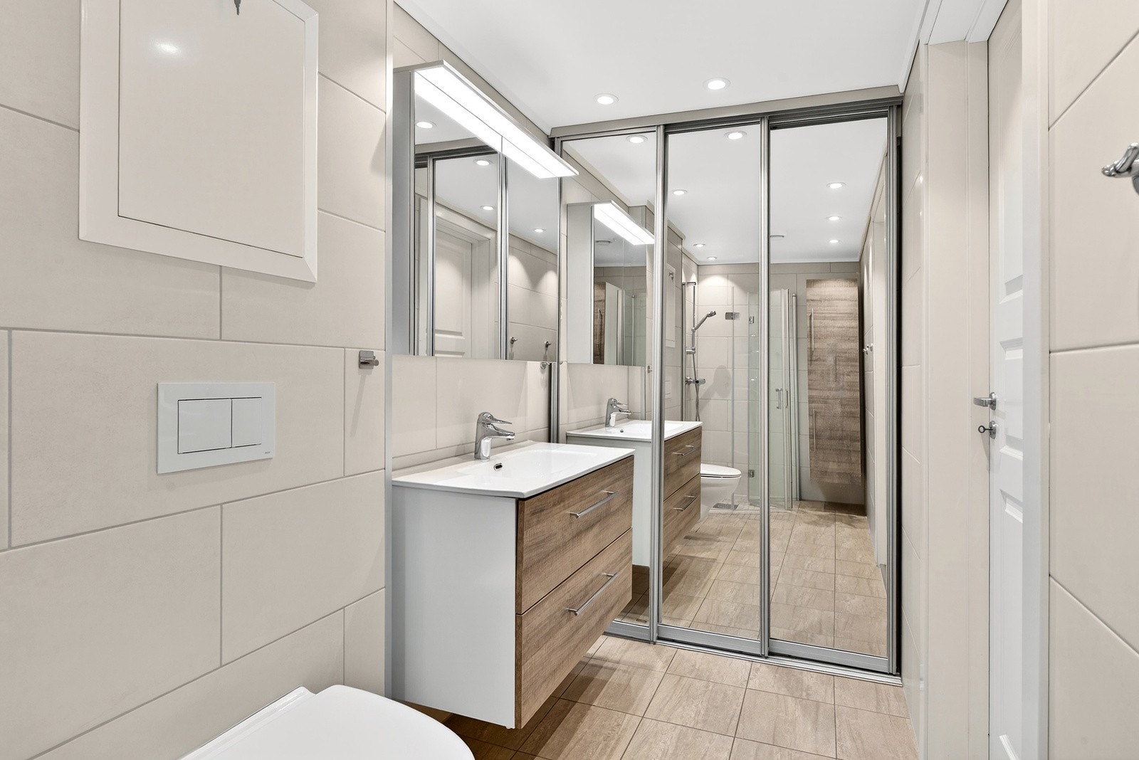 Kombinert løsning med bad og vaskerom. Galleribilde