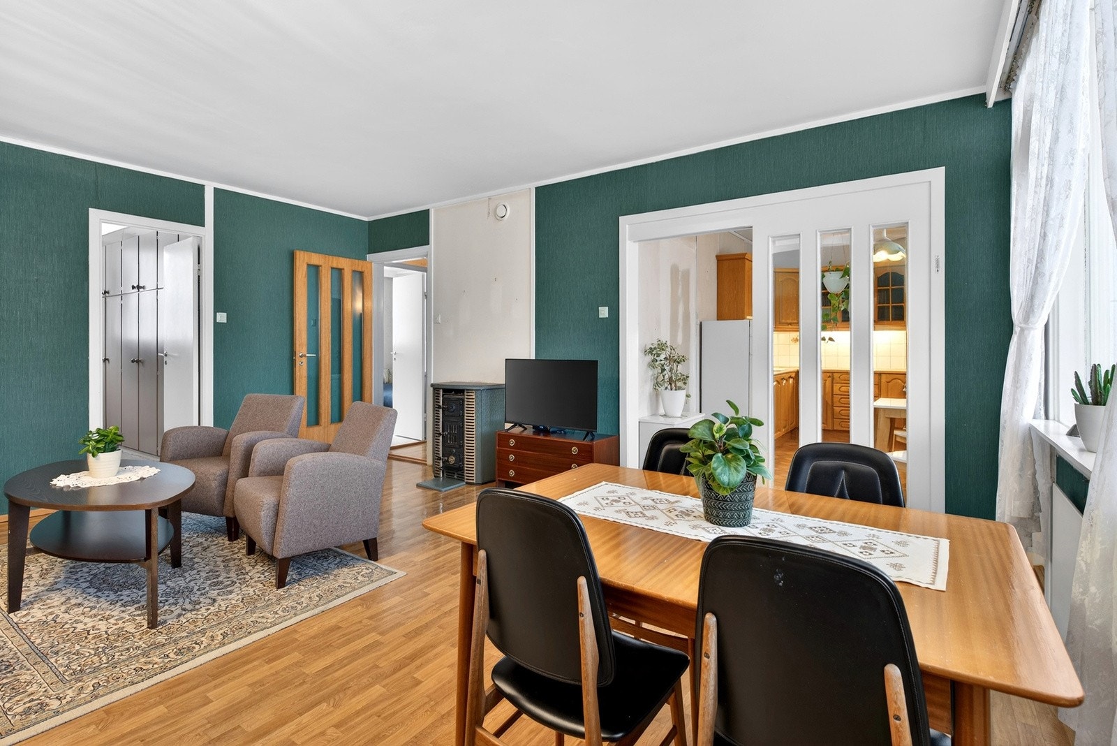 Kjøkkenet er adskilt med skyvedør som gir en luftig følelse. Galleribilde