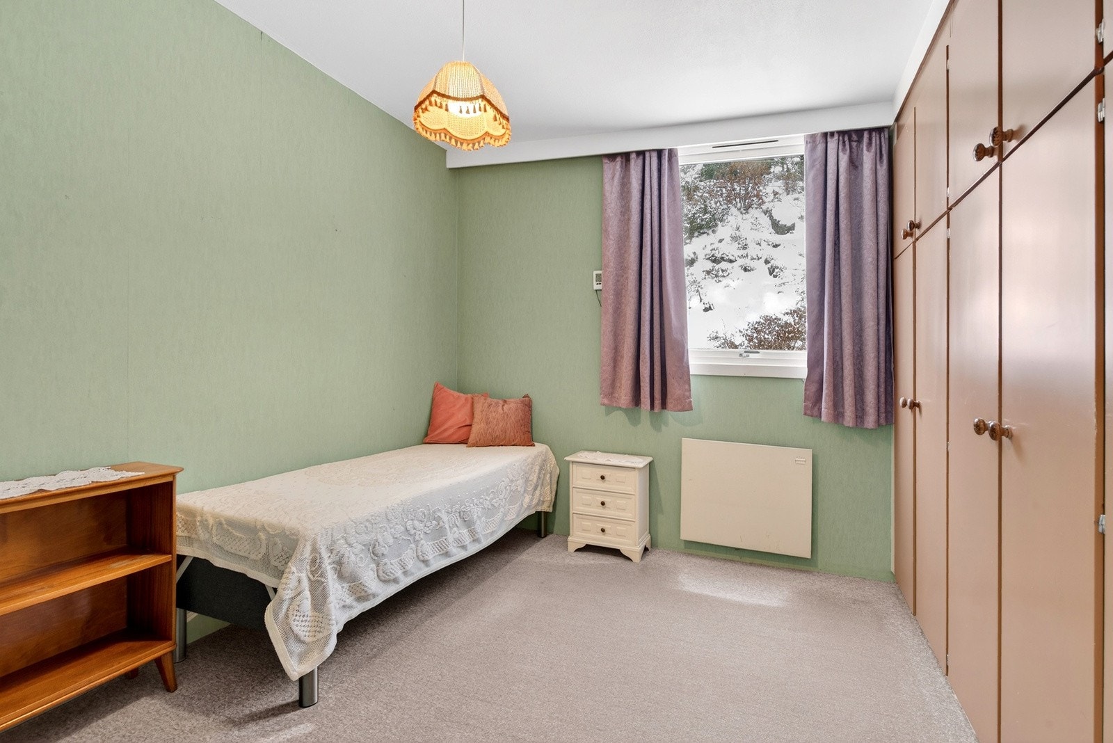 Romslig soverom med garderobeløsning. Galleribilde