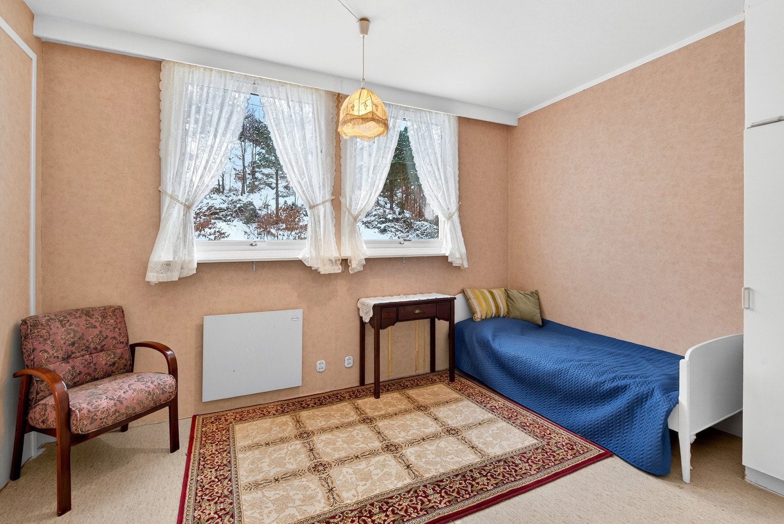 Soverom i god størrelse. Her kan en sette opp lettvegg for å etablere et ekstra soverom. Galleribilde