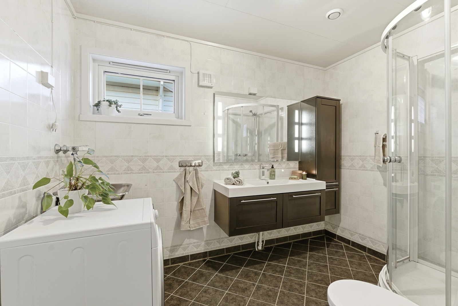 Badet er renovert i 2009 har innredning med nedfelt servant, toalett, dusjkabinett og opplegg for vaskemaskin. Galleribilde