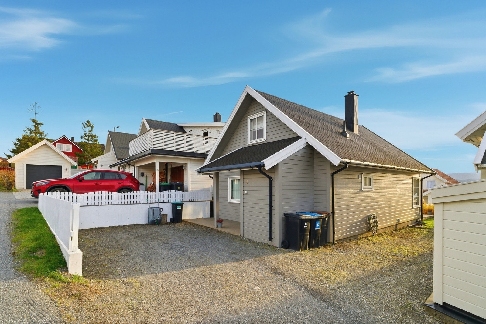 God plass til parkering i gruset innkjørsel Galleribilde