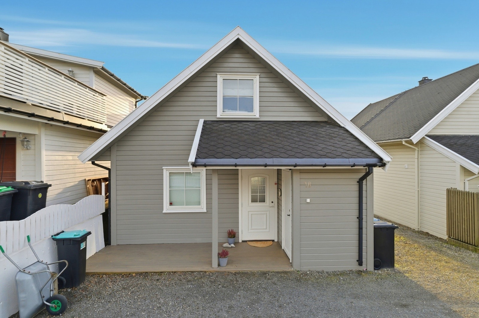 Takoverbygget inngangsparti med adkomst til utebod Galleribilde