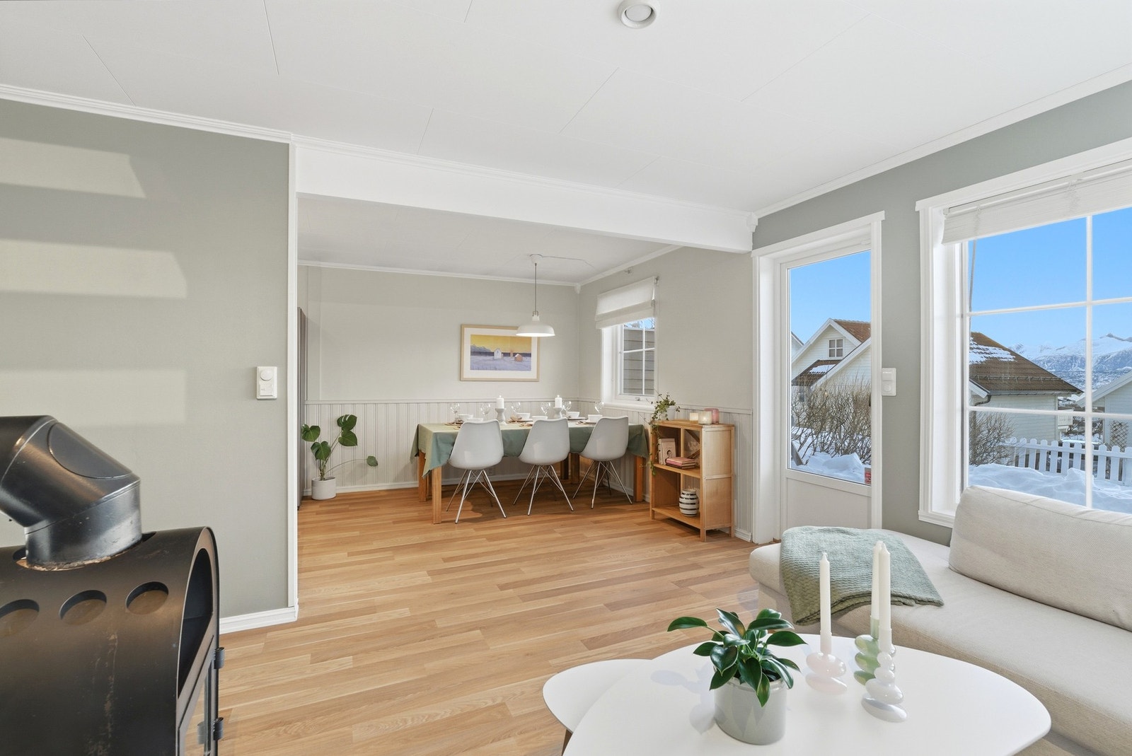 Fra stuen er det utgang til terrasse og hage med gode lys- og solforhold Galleribilde