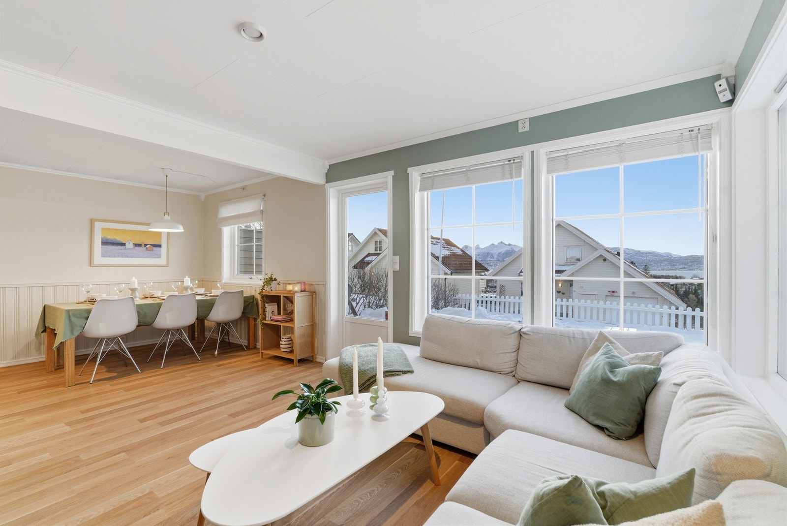 Stue med plass til både sitte- og spisegruppe - Varme i gulv Galleribilde