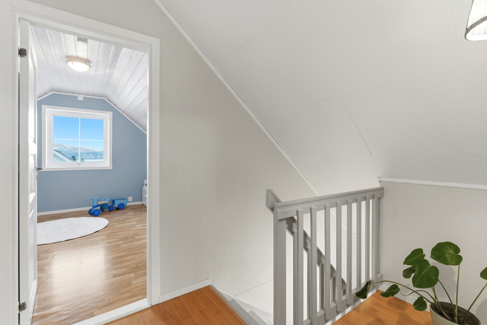 Gang/trapperom - Her er det adkomst til to store soverom og en bod Galleribilde