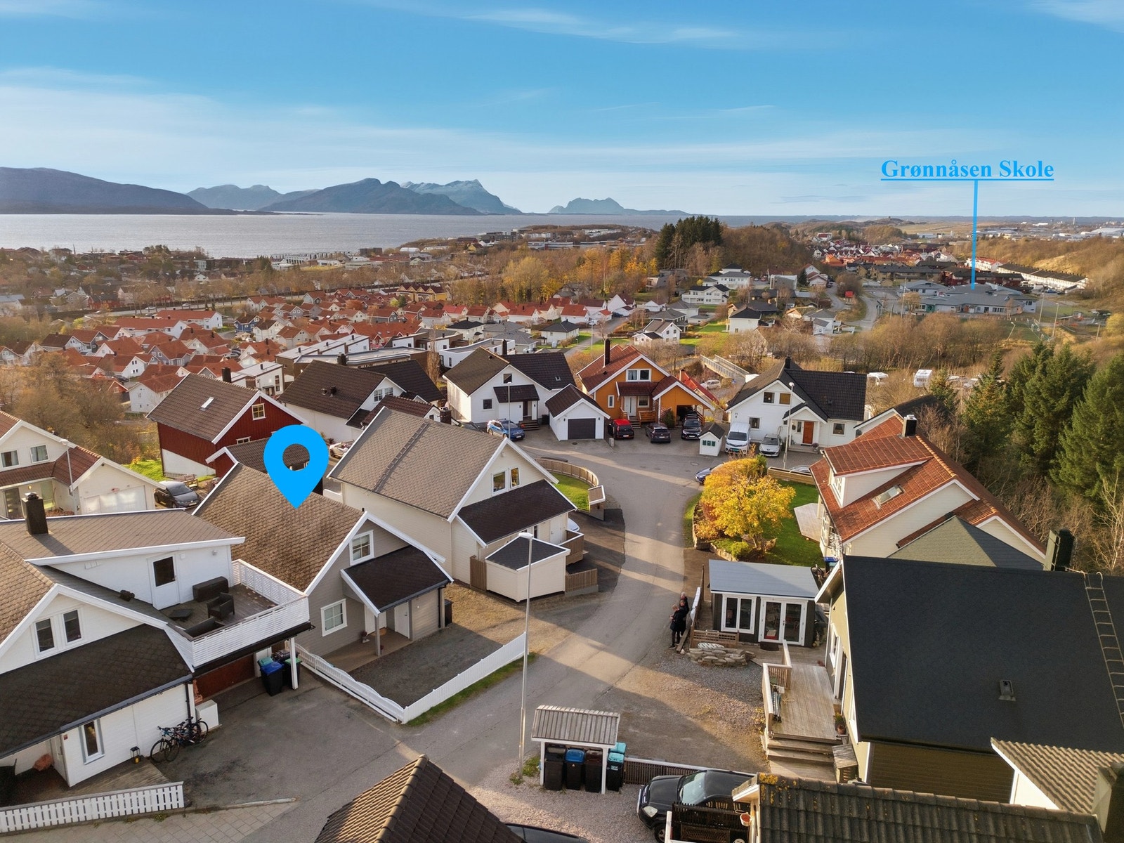 Barnevennlig beliggenhet, med kort vei til skole og barnehage - Lekeplass like ved Galleribilde