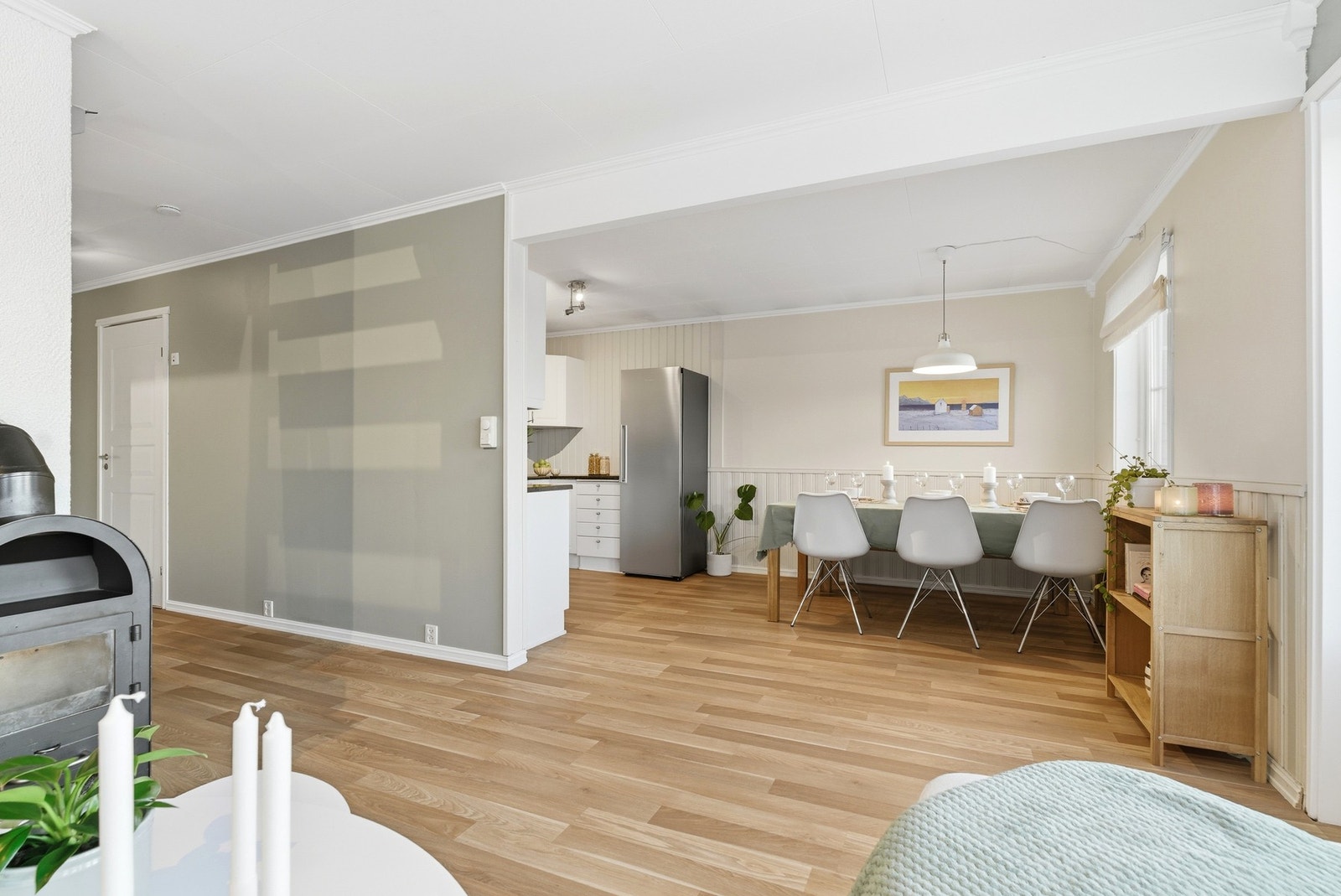 Delvis åpen løsning mellom stue og kjøkken Galleribilde