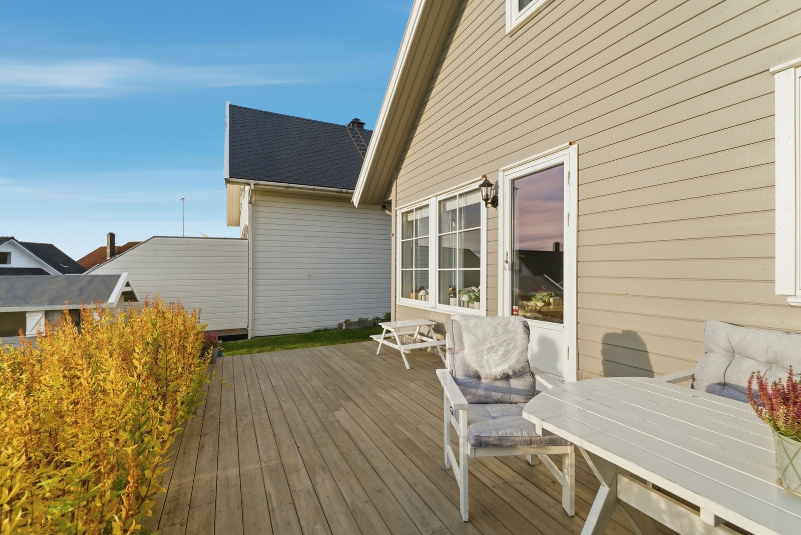 Terrasse med god plass til utemøbler, grill, etc. Galleribilde