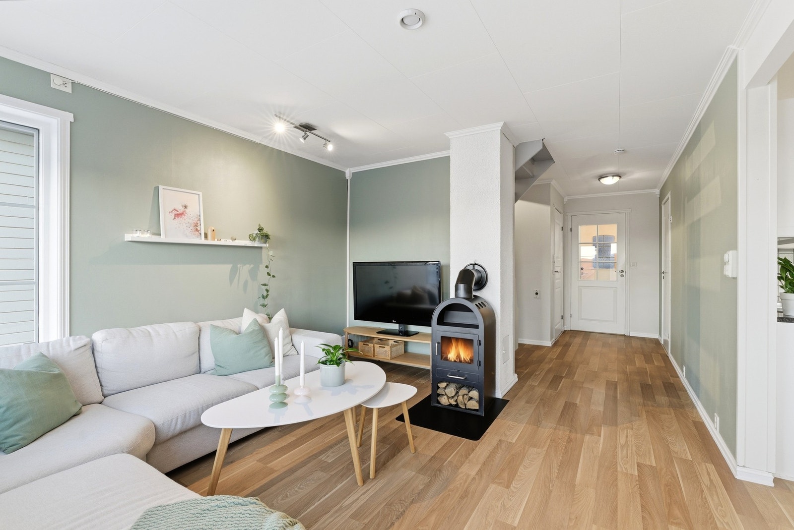 Det er vedfyring som gir god varme og kos på kalde dager. Galleribilde