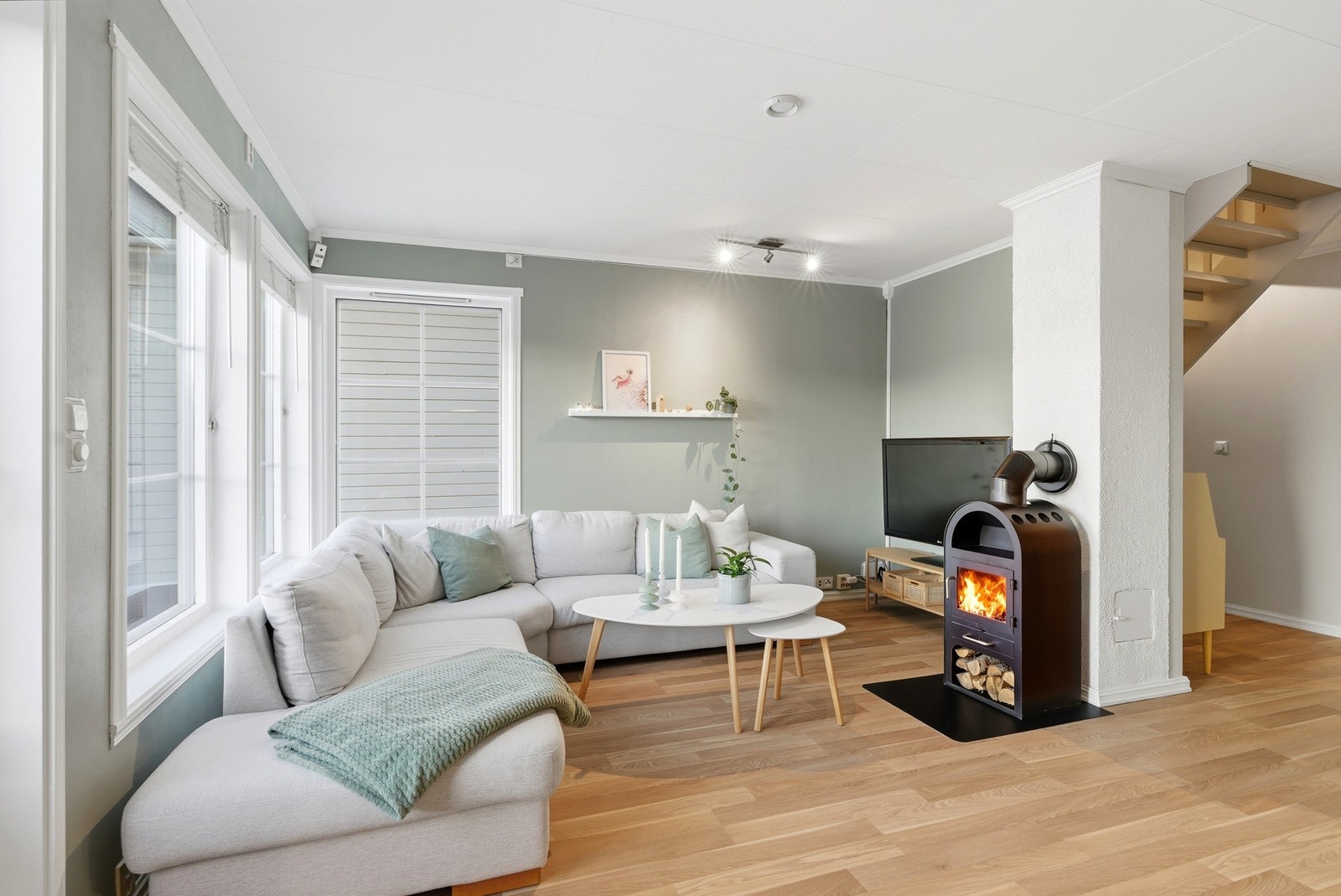 Stuen har laminat på gulvet, og veggene er malt i behagelige farger Galleribilde