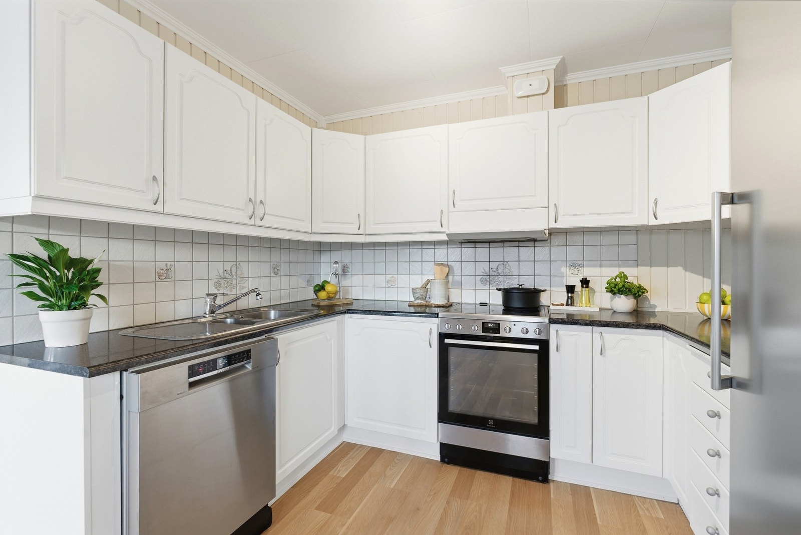 Lyst og flott kjøkken med opplegg for oppvaskmaskin Galleribilde