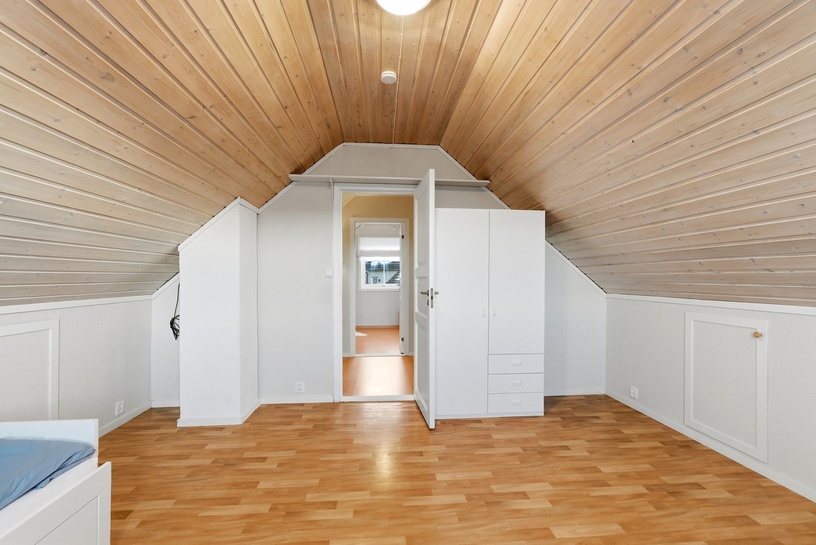 Soverom nr. 2 i god størrelse - Knekott for oppbevaring Galleribilde