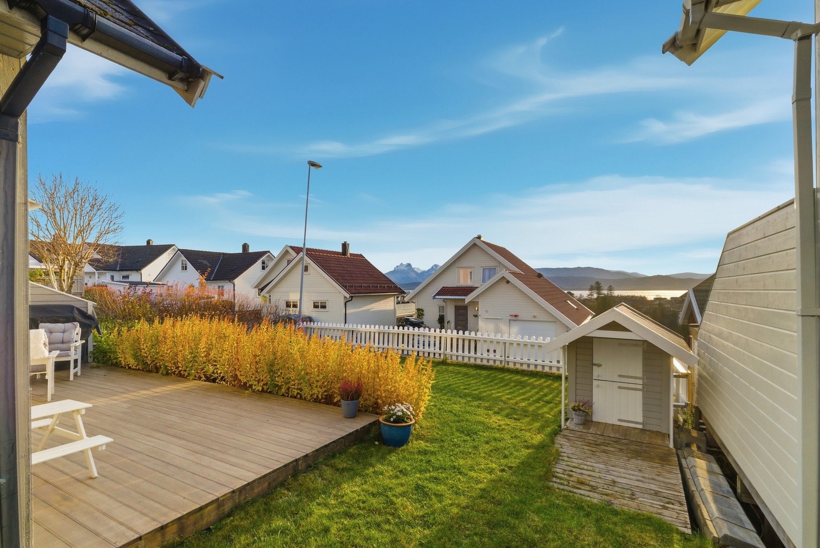 Pent opparbeidet uteområde med dukkehus Galleribilde