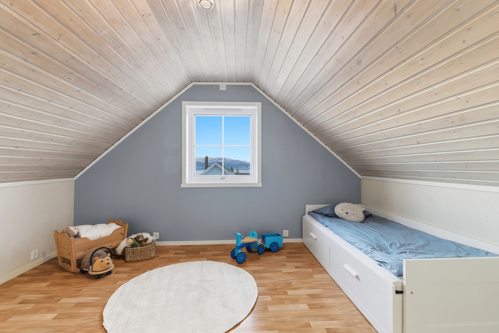 Soverom nr. 2 i god størrelse - Knekott for oppbevaring Galleribilde