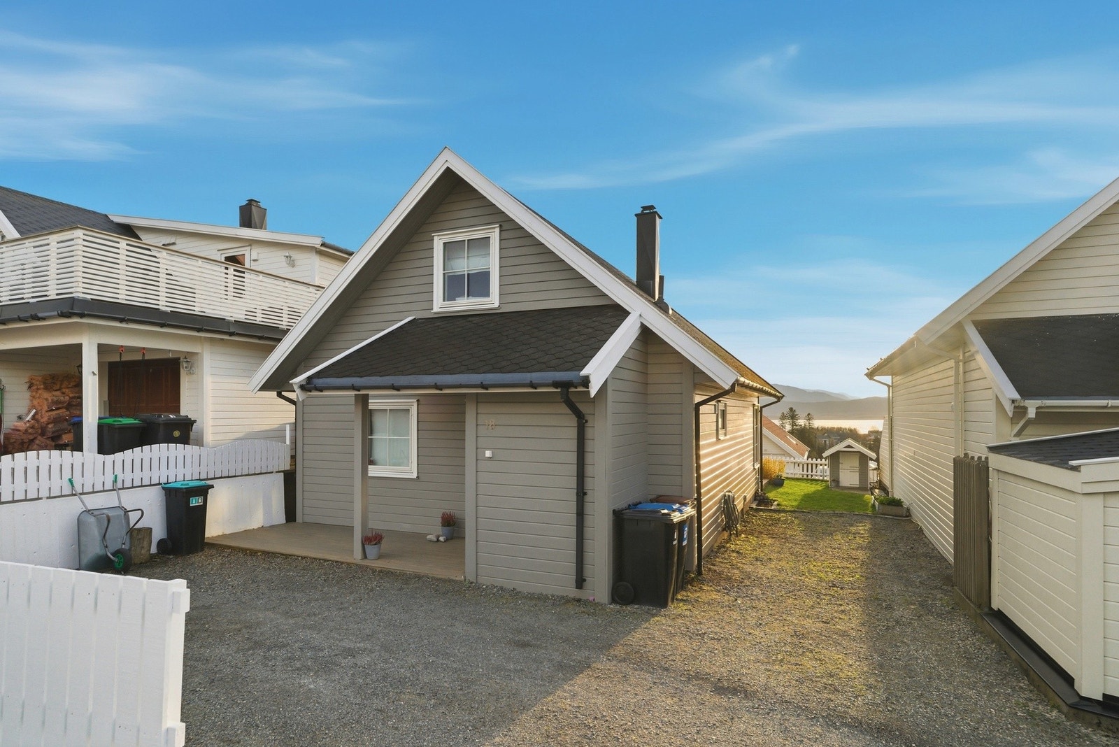 God plass til parkering i gruset innkjørsel Galleribilde