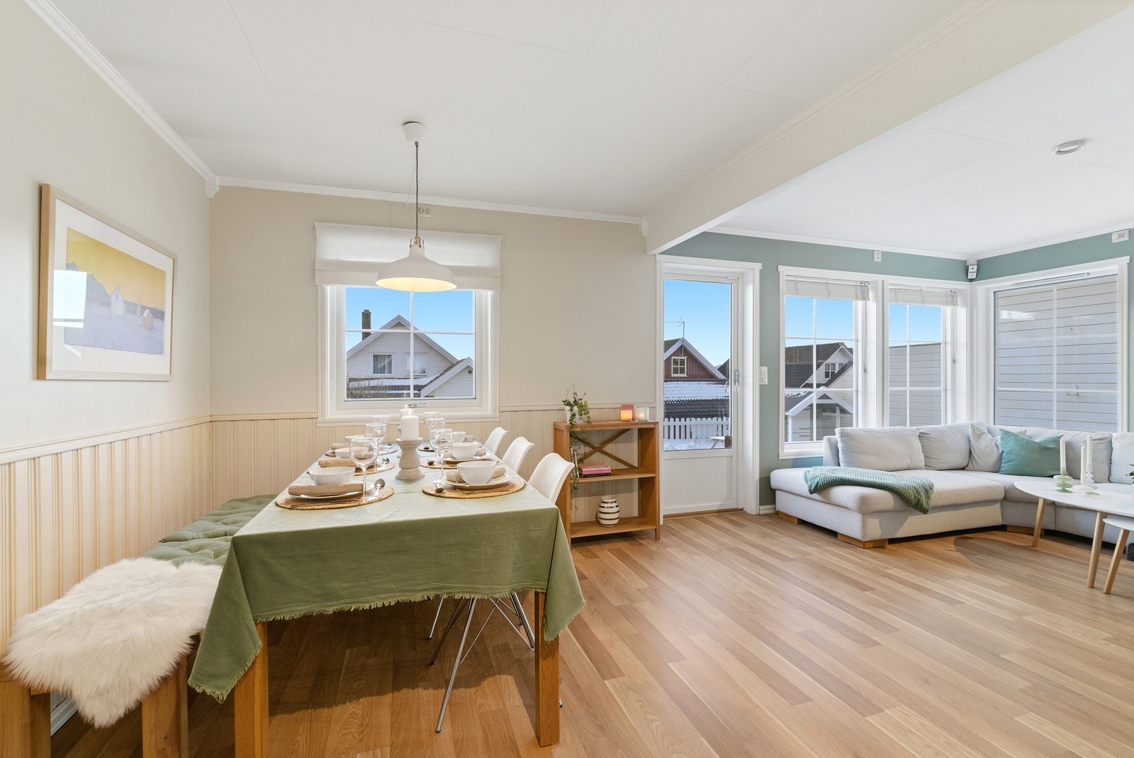 Stue/spisestue - Flere vindusflater slipper inn godt med naturlig lys i etasjen Galleribilde