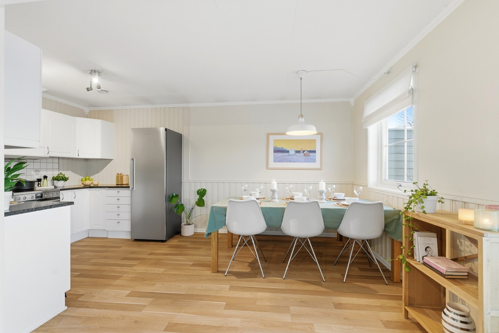 God plass til spisegruppe i tilknytning til kjøkken Galleribilde