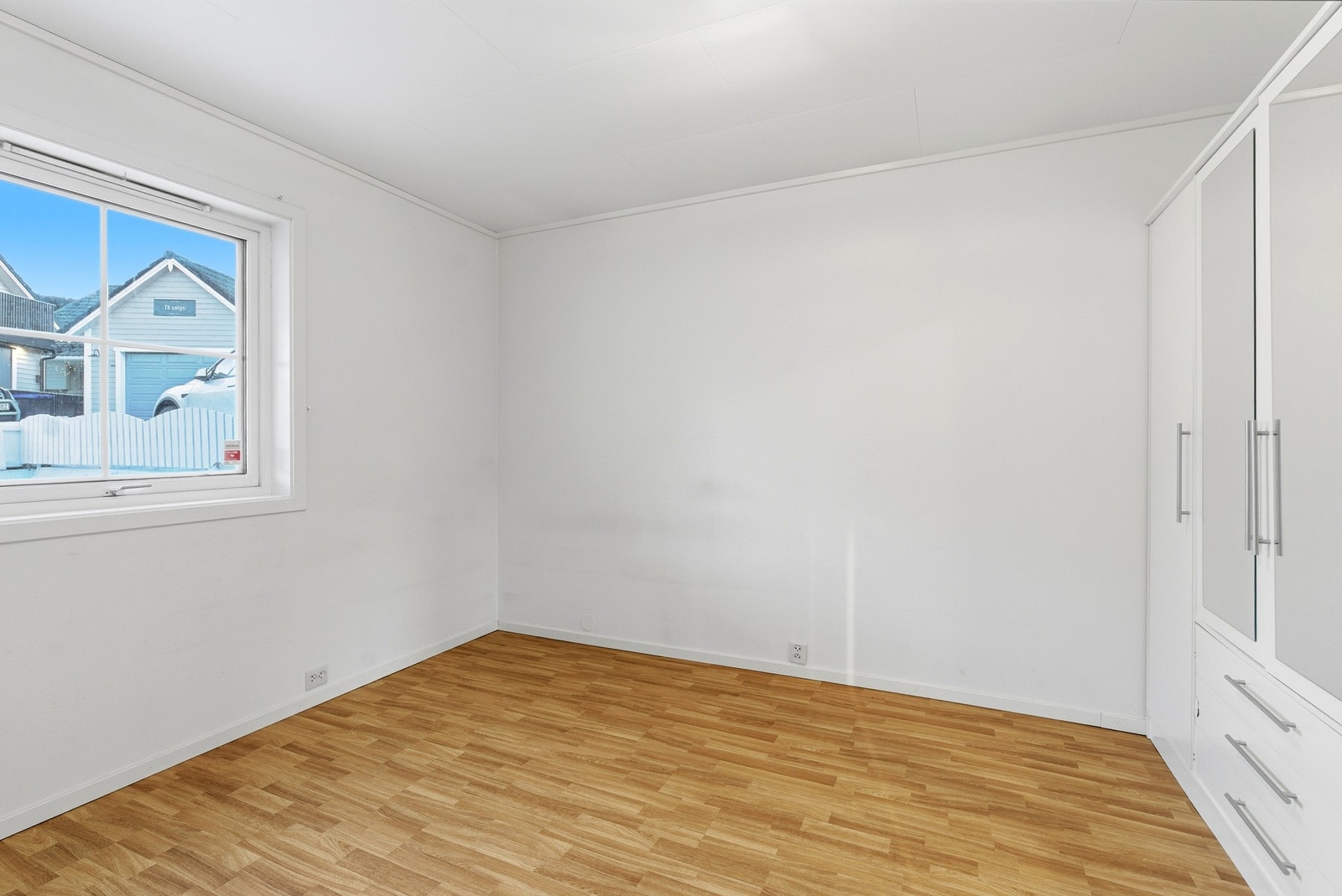 Hovedsoverom med garderobeskap Galleribilde