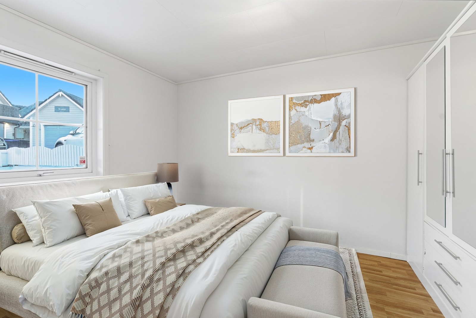 Hovedsoverom med garderobeskap (digitalt møblert) Galleribilde