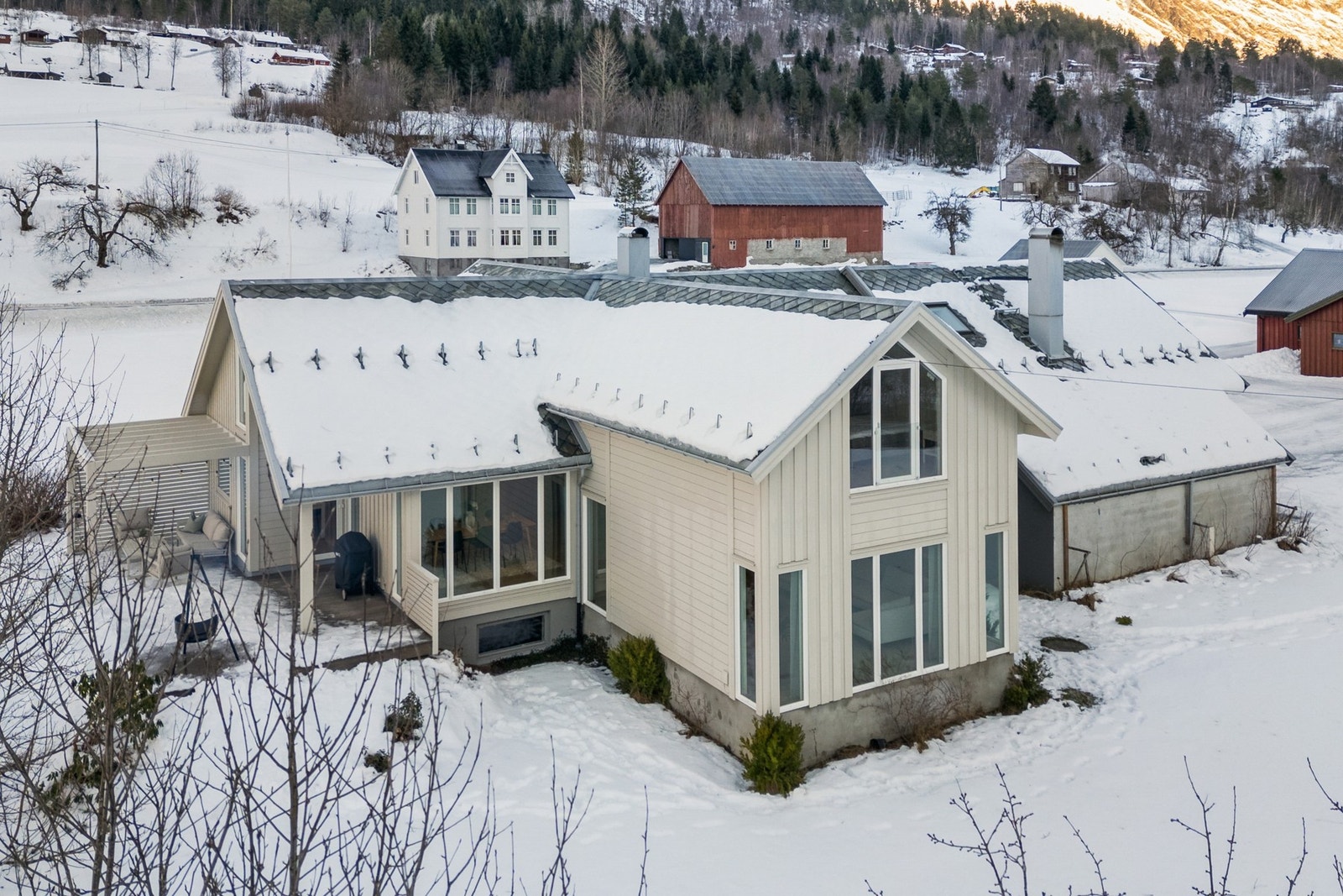 Boligen er fra 1987 og 1-2 etasje er renovert i 2007. Galleribilde