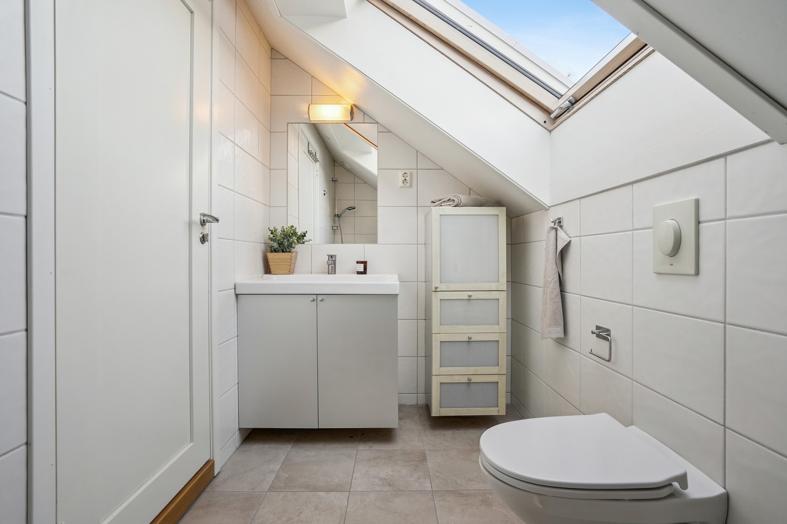 Helfliset bad i 2.etasje med vannbåren varme i gulvet. Vindu vendt mot nord. Innredning med helstøpt servant over og belysning, og skuffer/skap ved siden av. Galleribilde