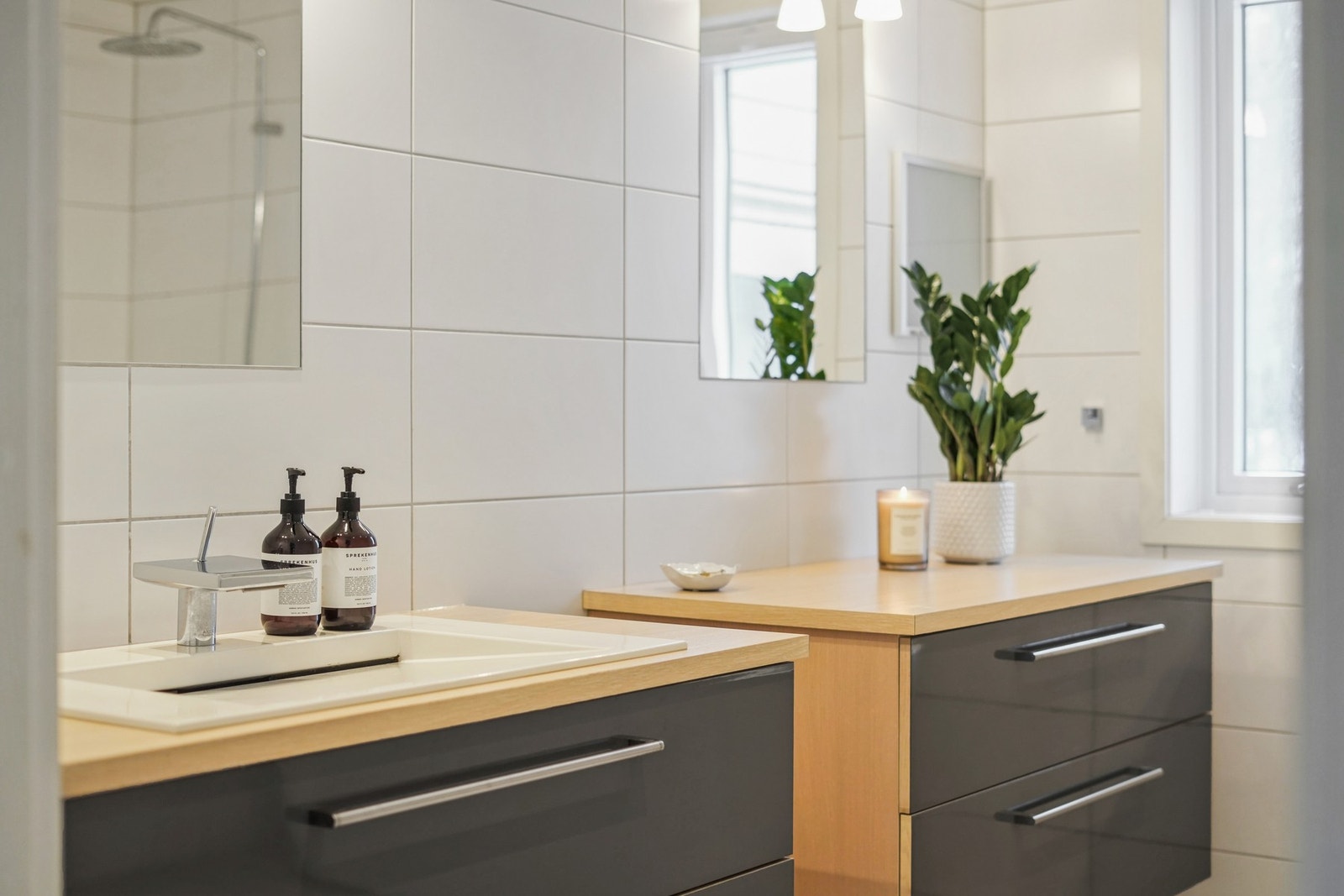 Innredning med skuffefronter og nedfelt servant. Speil med belysning over. Galleribilde