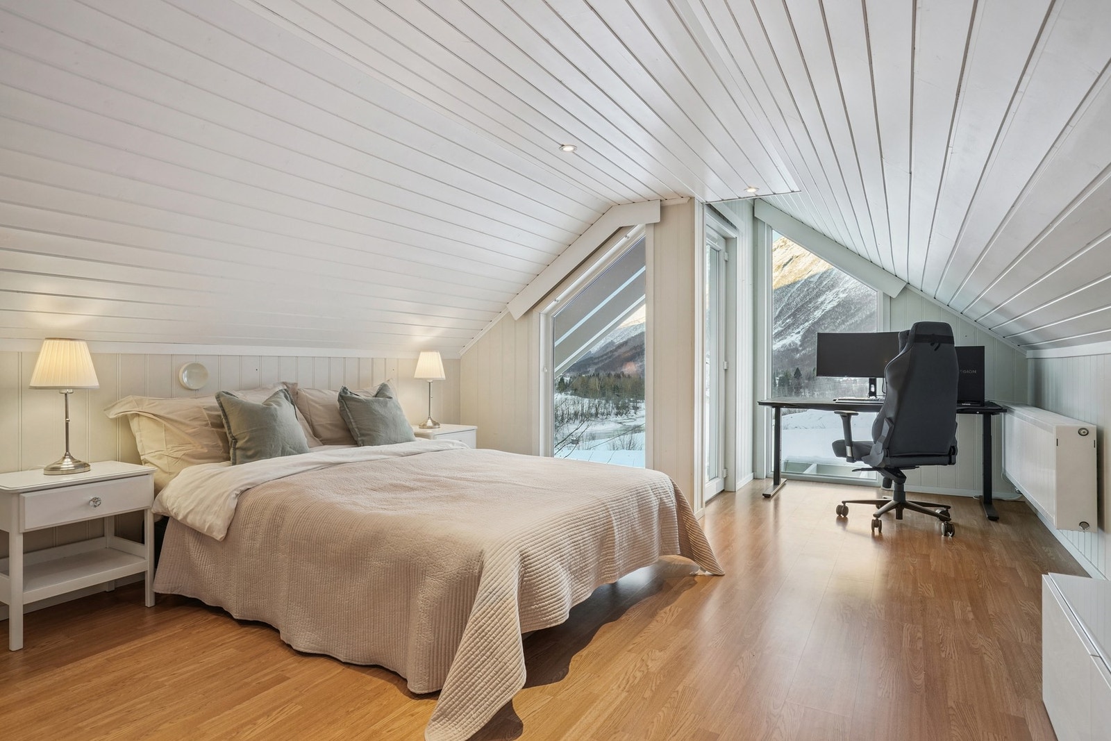 Soverom nr 2 med plass til dobbeltseng og nattbord. Fransk balkong ved siden av skrivebordet. Vindu vendt mot vest. Galleribilde