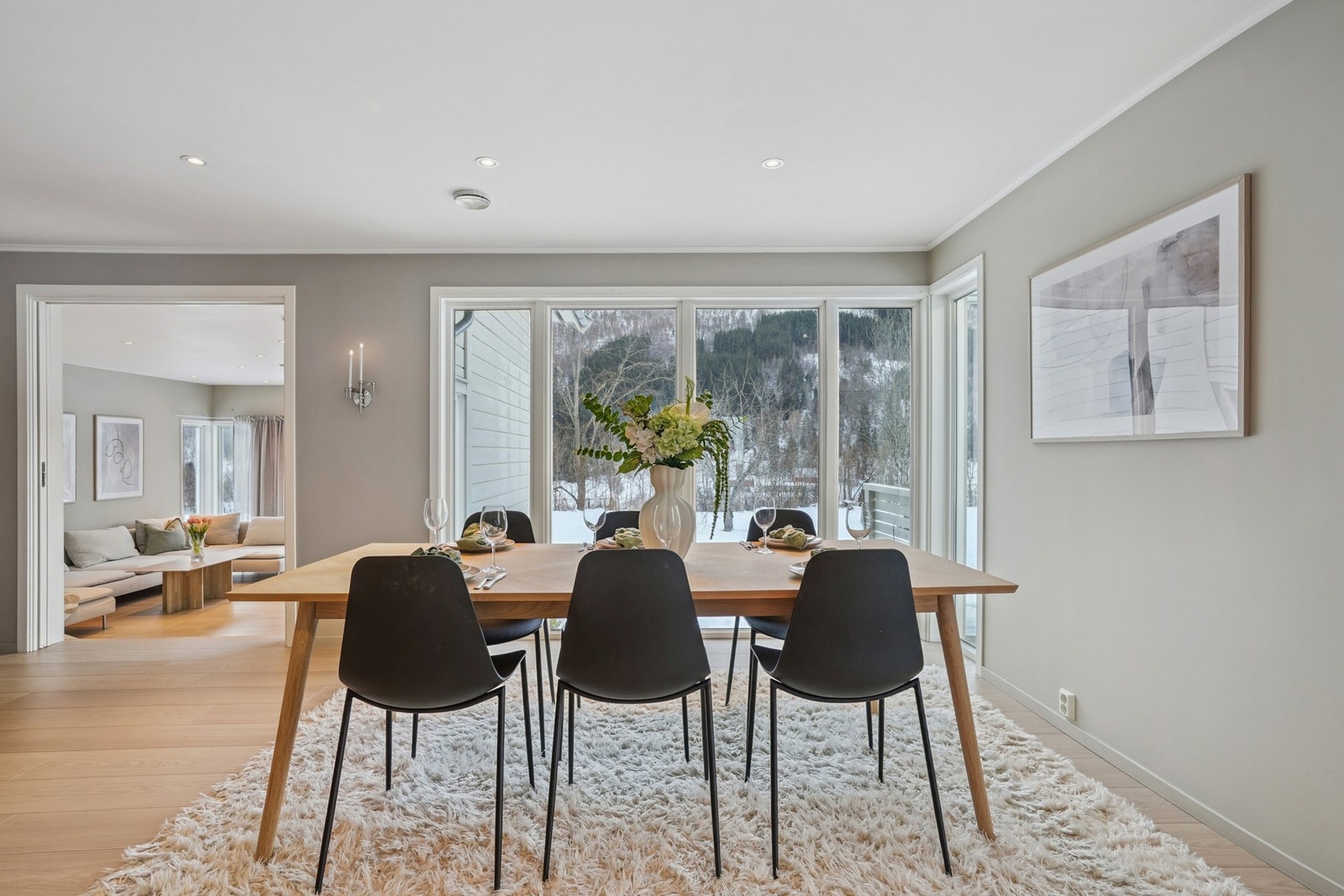 Det er god plass til et stort spisebord. Galleribilde