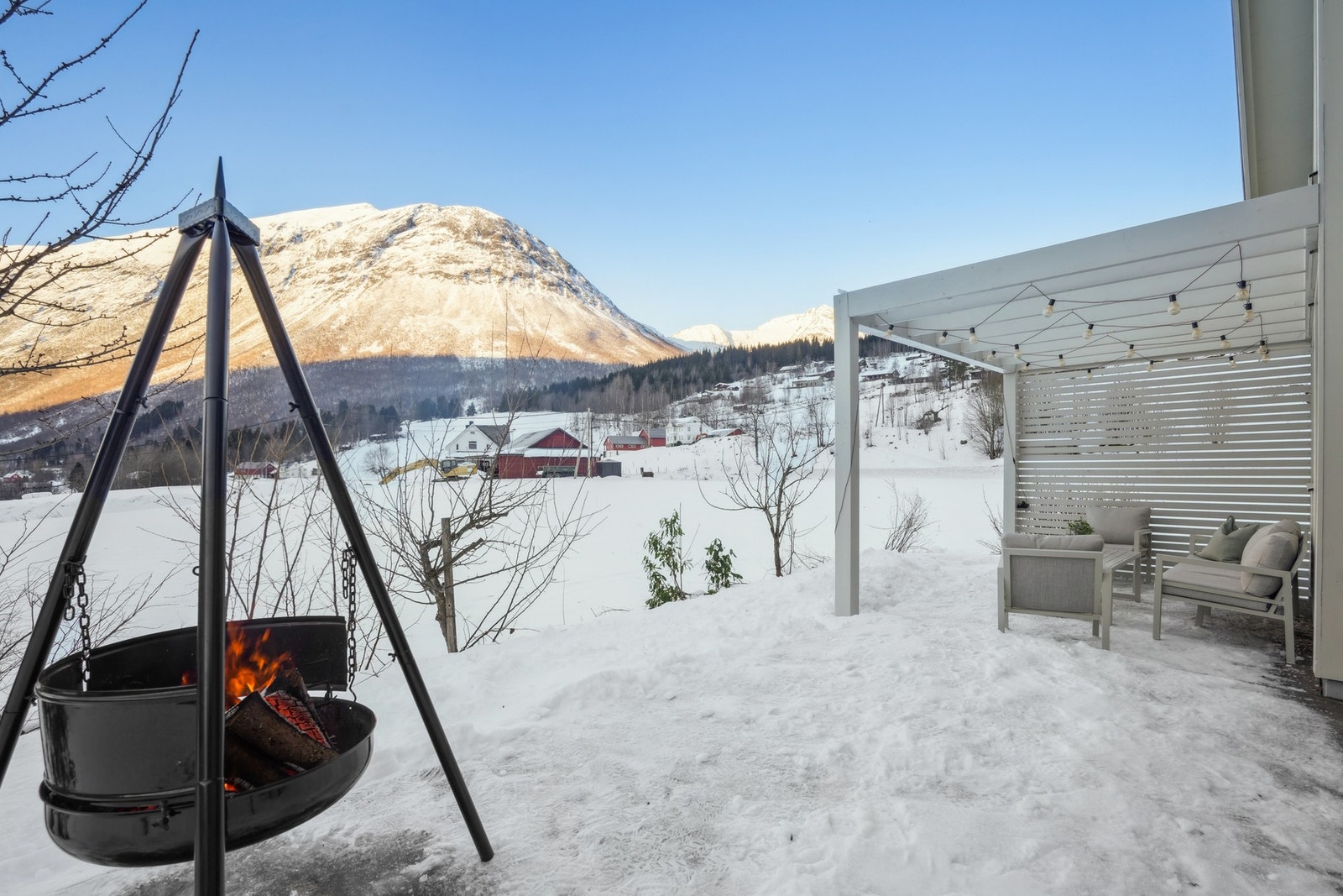 Terrassene er sørvestvendt. Her kan en nyte fine dager med gode solforhold på sommerstid. Galleribilde