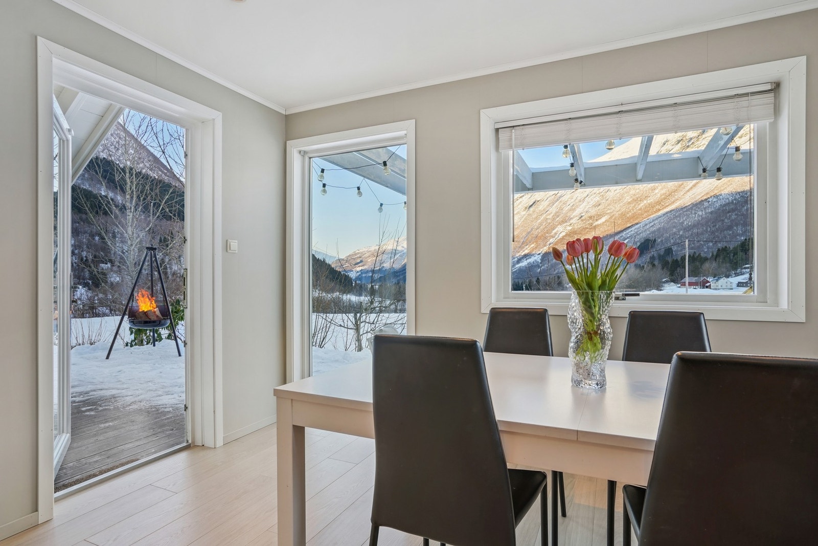 Fra kjøkkenet er det utgang til terrasse. Galleribilde