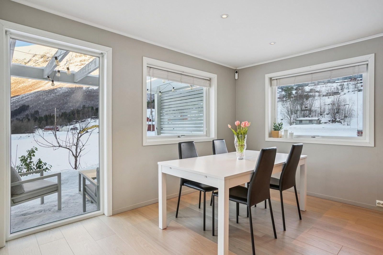 Det er plass til en spisegruppe på kjøkkenet. Det er vannbåren varme i gulvet. Solskjerming medfølger. Galleribilde