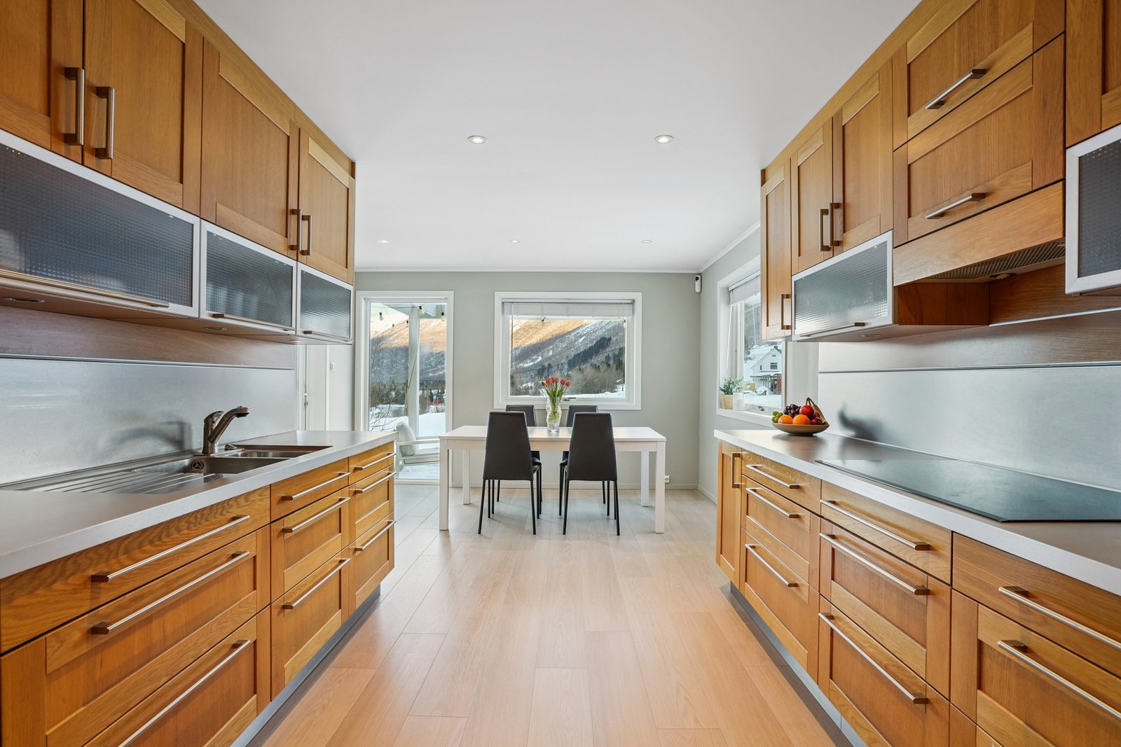 Kjøkkenventilator med avtrekk ut. Ny oppvaskmaskin og induksjonstopp i 2019. Galleribilde