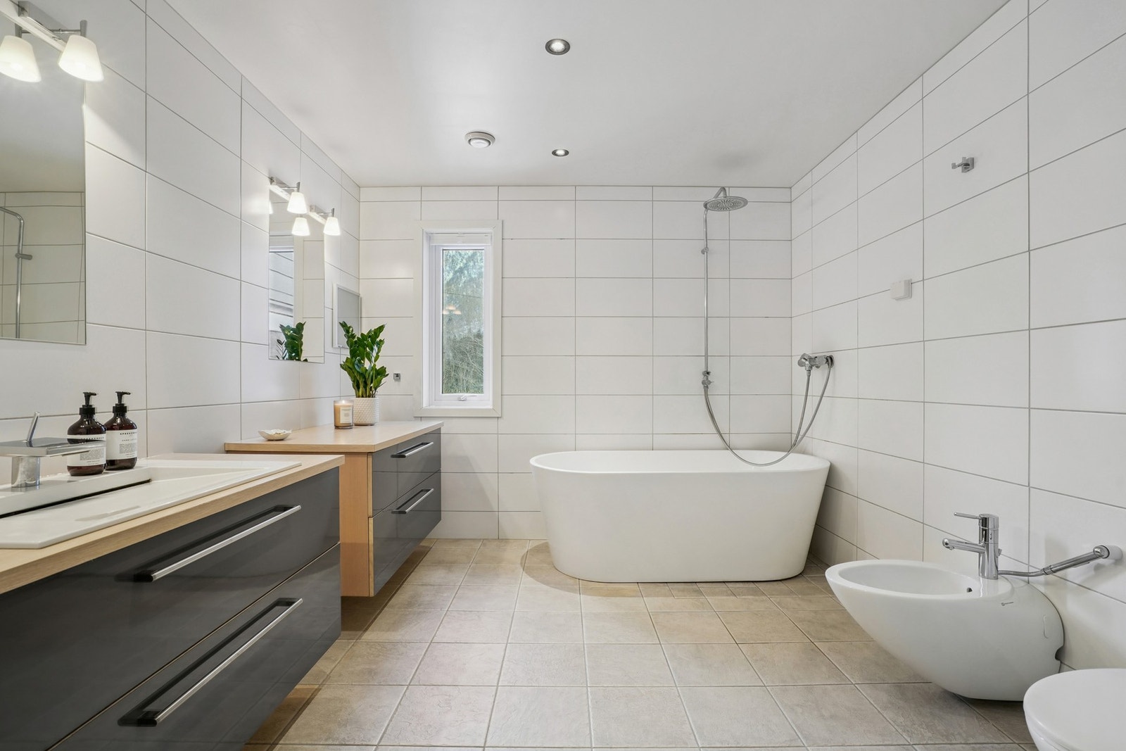 Pent helfliset bad med vannbåren varme i gulvet. Galleribilde