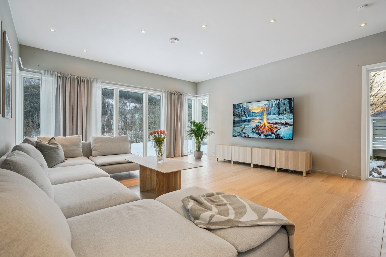 Det kommer godt med naturlig lys inn i rommet. Det er lagt opp for høytalere med ledning skjult i vegg. Galleribilde