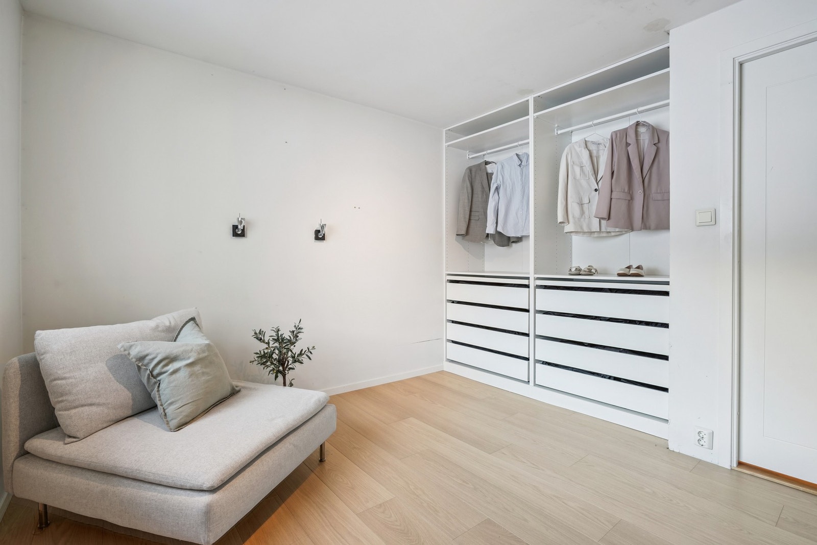 Fin innredning fra Ikea Pax for god oppbevaring. Rommet er i dag brukt til walk-in garderobe. Galleribilde